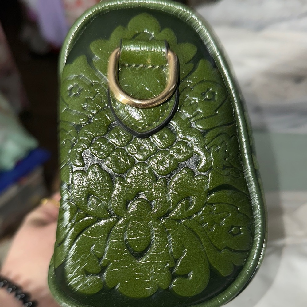 Vintage-Inspired Green Cosmetic Bag with Embossed Design new with 2 guitar strap - Picture 4 of 14